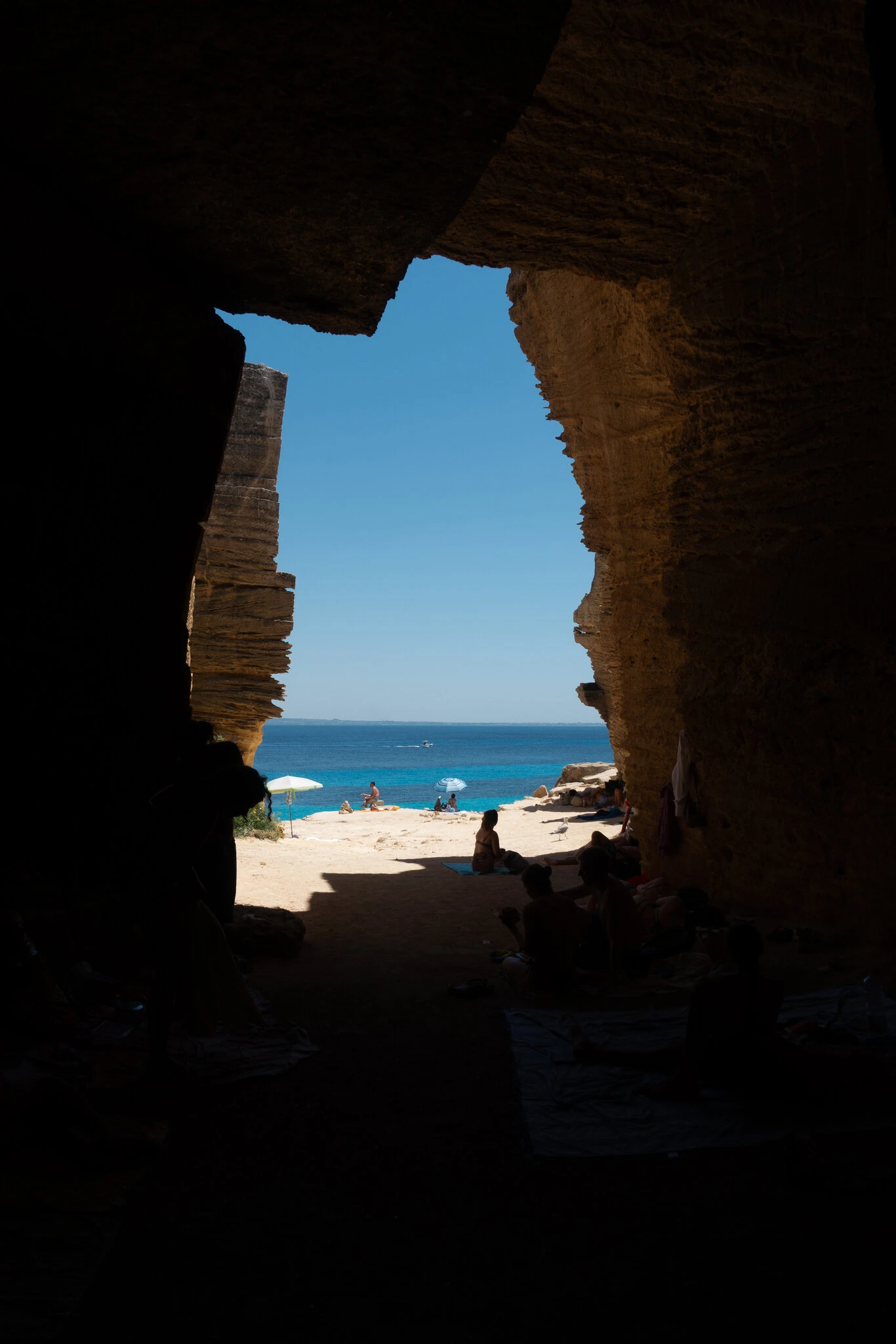 Характерна порода острова, калькареніт, була витесана каменотесами, створюючи печери, колони та місця для стрибків у море.